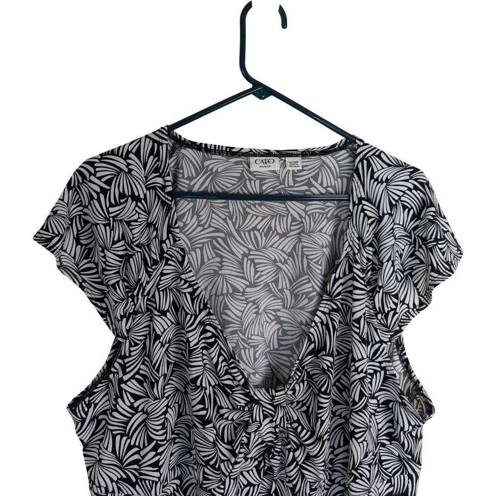 Cato Woman Blouse Plus 22/24W Black White Abstract Print V-Neck Cap Sleeve Top - Picture 2 of 12